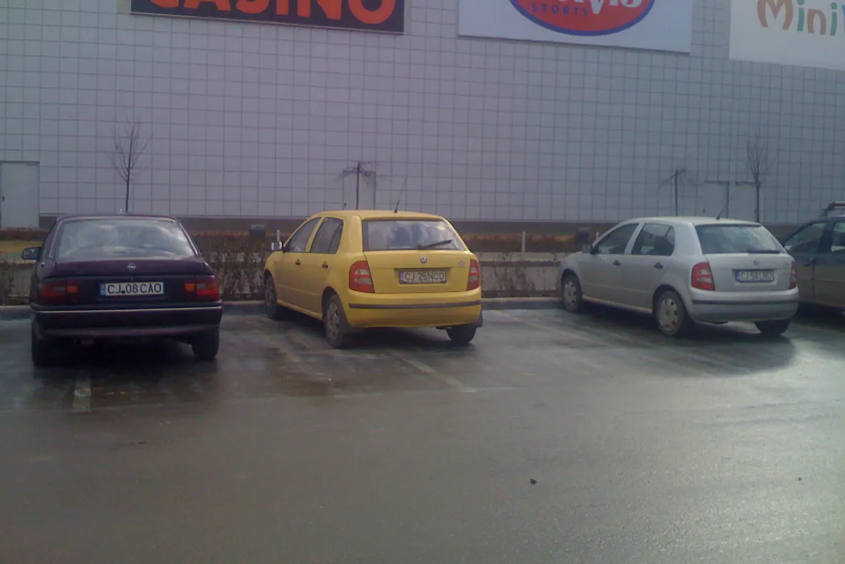 Mai mulţi proprietarii de SUV-uri au parcat pe locuri destinate handicapaţilor 