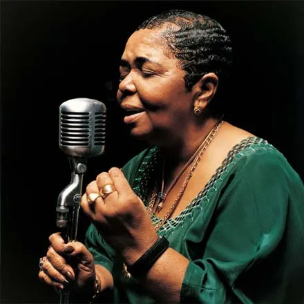 Cesaria Evora, decorată cu cea mai înaltă distincţie civilă franceză