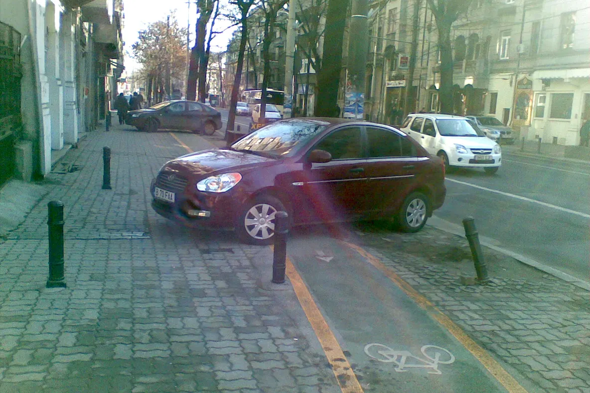 Pistele pentru biciclişti au devenit parcări pentru şmecheri