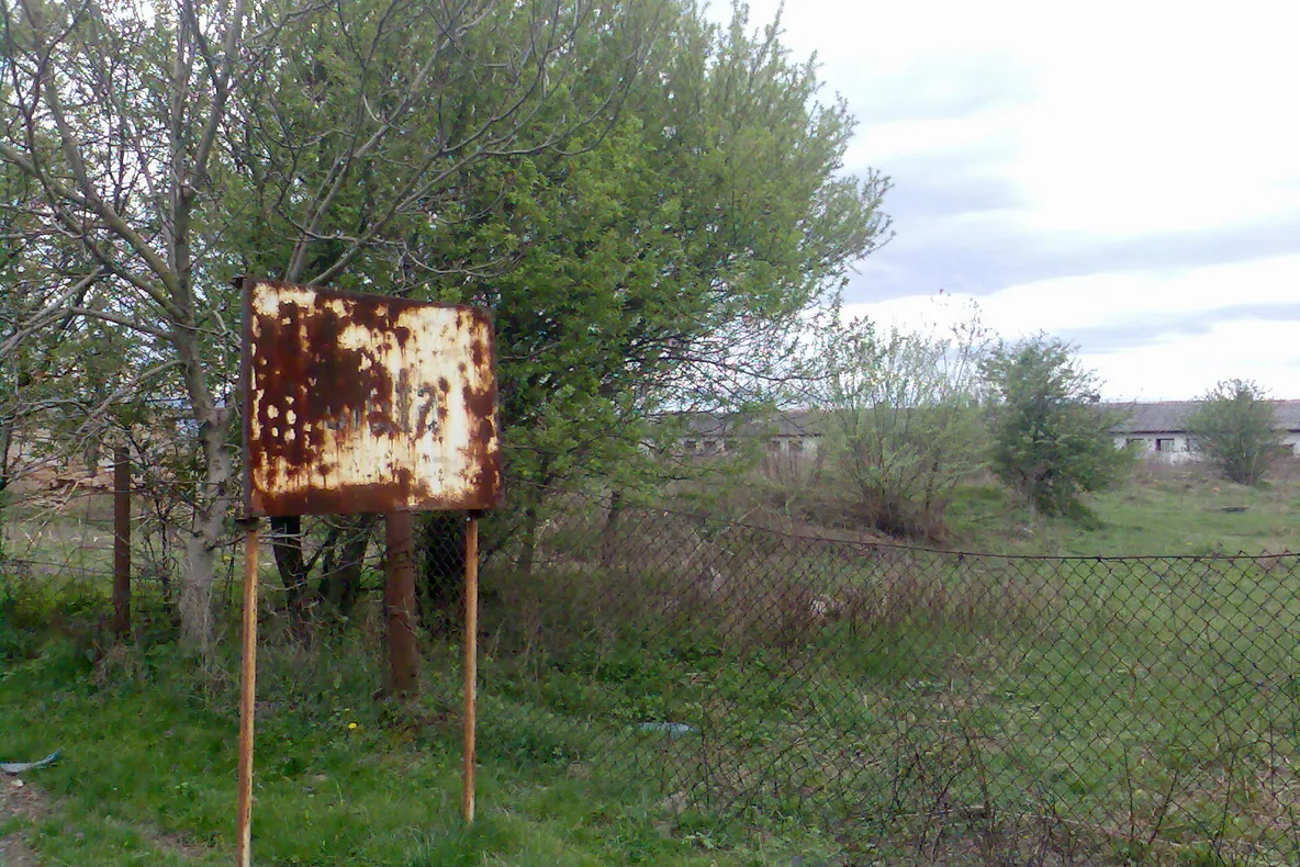 Indicatorul care semnalează intrarea în localitatea Ciuta, jud.Caraş - Severin, a ruginit