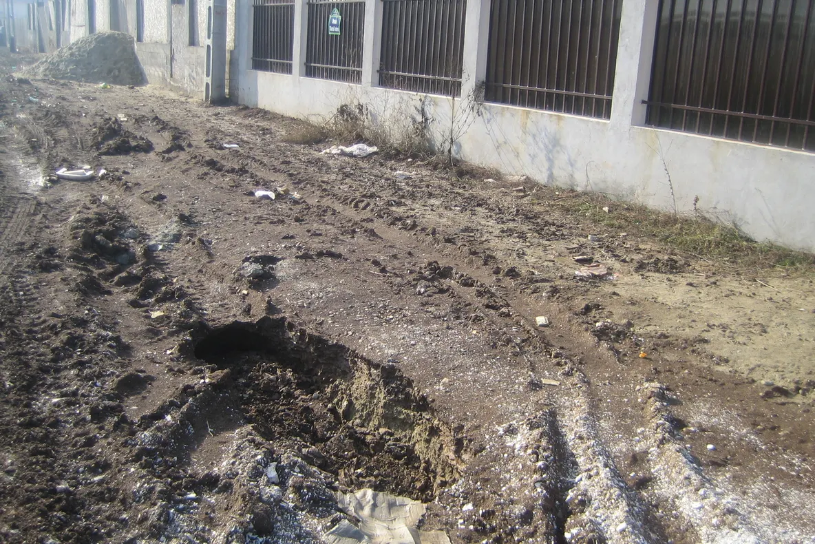 În urma lucrărilor de canalizare, str. Sf. Andrei din Popeşti Leordeni a devenit  o mocirlă