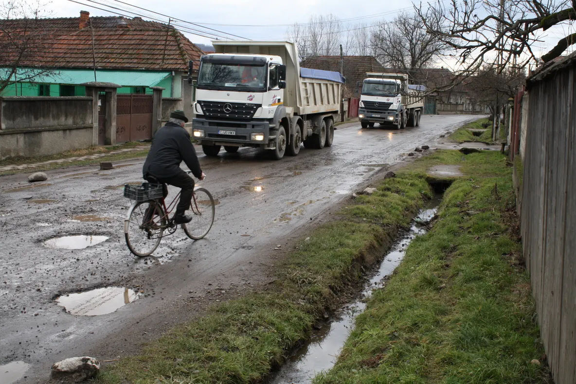 Locuitorii satului Picleu, jud. Bihor, au pus bolovani pe marginea drumului în semn de protest faţă de şoferii de camioane