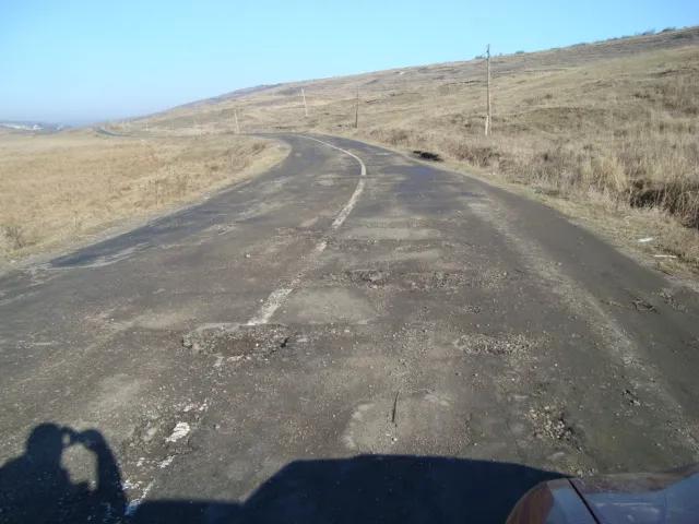 Un drum din jud. Bacău plin de cratere