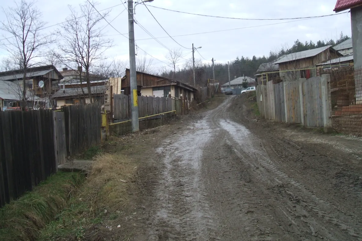Pe strada Marta din Iaşi se mai pot vedea urmele asfatului de odinioară