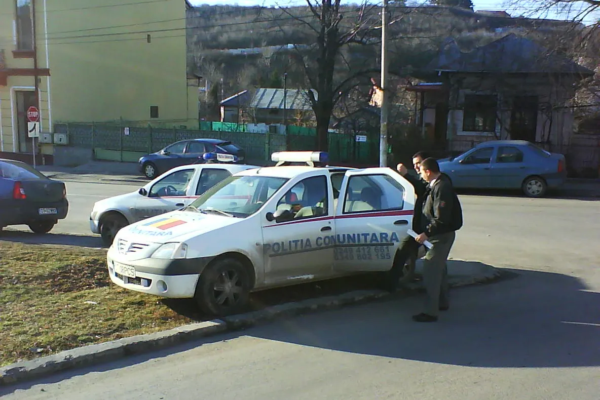 În localitatea Slatina, judeţul Olt, maşinile Poliţiei Comunitare sunt parcate pe spaţiul verde