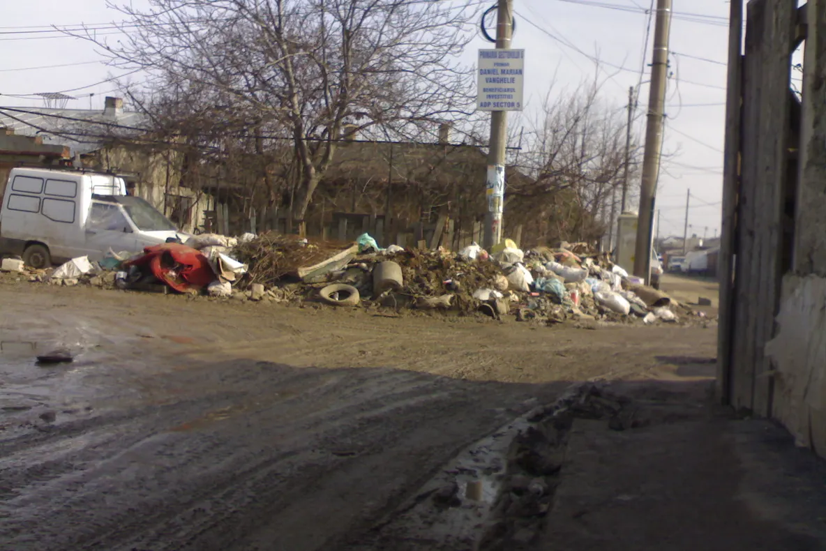 Mormane de gunoaie zac la colțul străzii Garoafei, din sectorul 5