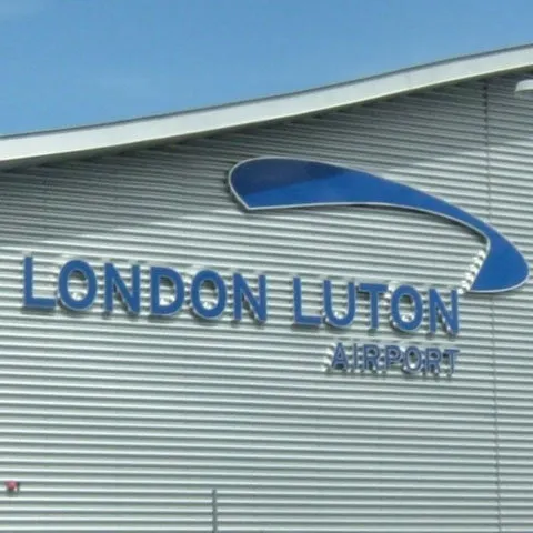 Copiii blocaţi sâmbătă pe aeroportul din Londra s-au întors acasă