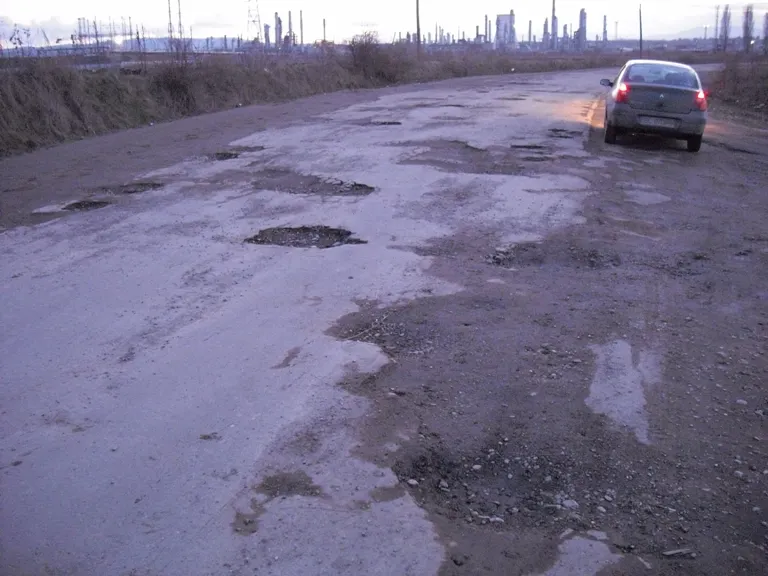 Un drum din Oneşti, spre satul Gura Văii