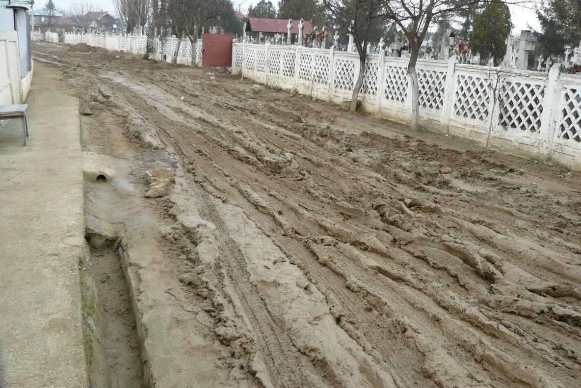 Satul Căţelu, comuna Glina, străzi neasfaltate