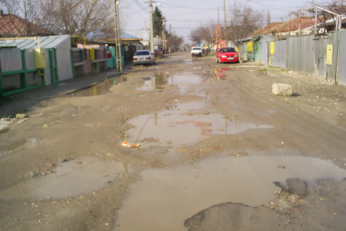 O stradă din Brăila se inundă după fiecare ploaie