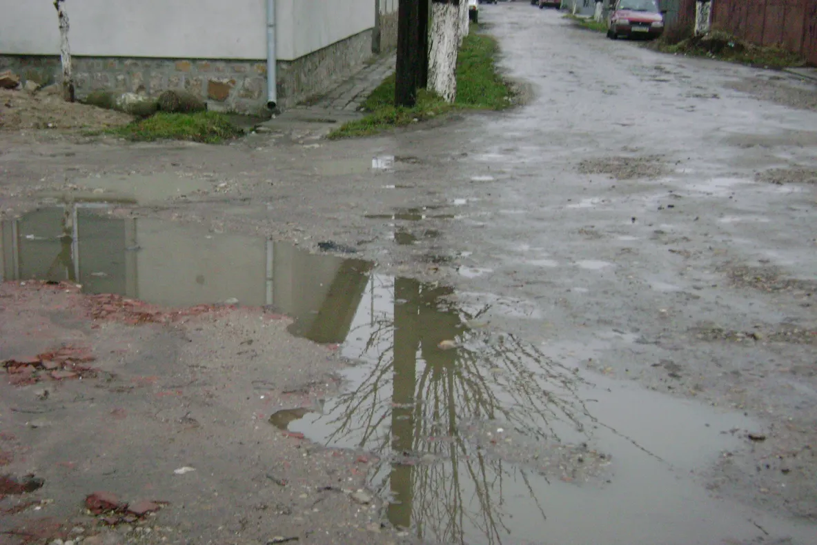 Locuitorii unei străzi din Oradea așteaptă de 20 de ani asfaltarea