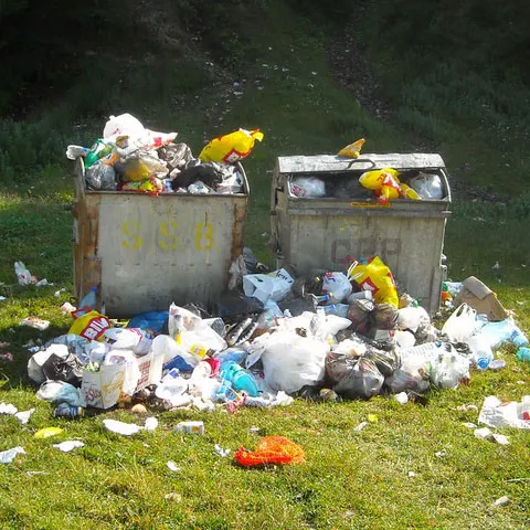 Aproape 400 de asociaţii de proprietari din Ploieşti au datorii de două milioane de lei la salubritate