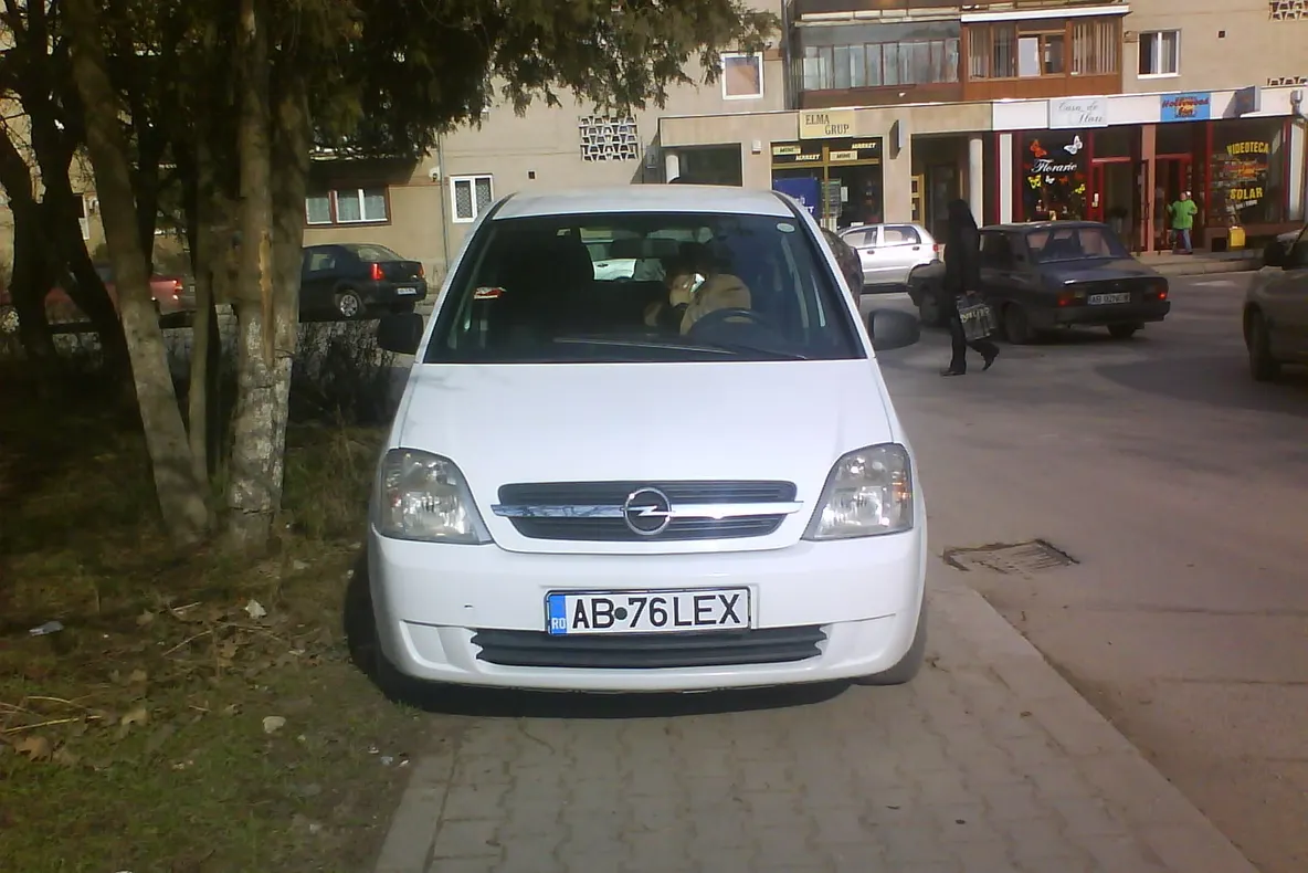 Parcarea pe trotuar, neregulamentară