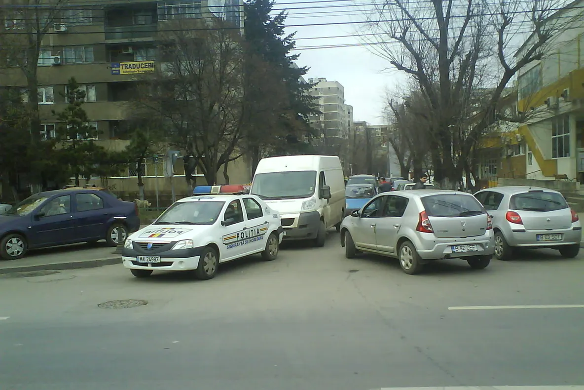 Un poliţist şi-a parcat maşina în colţul unei străzi, blocând astfel total circulaţia