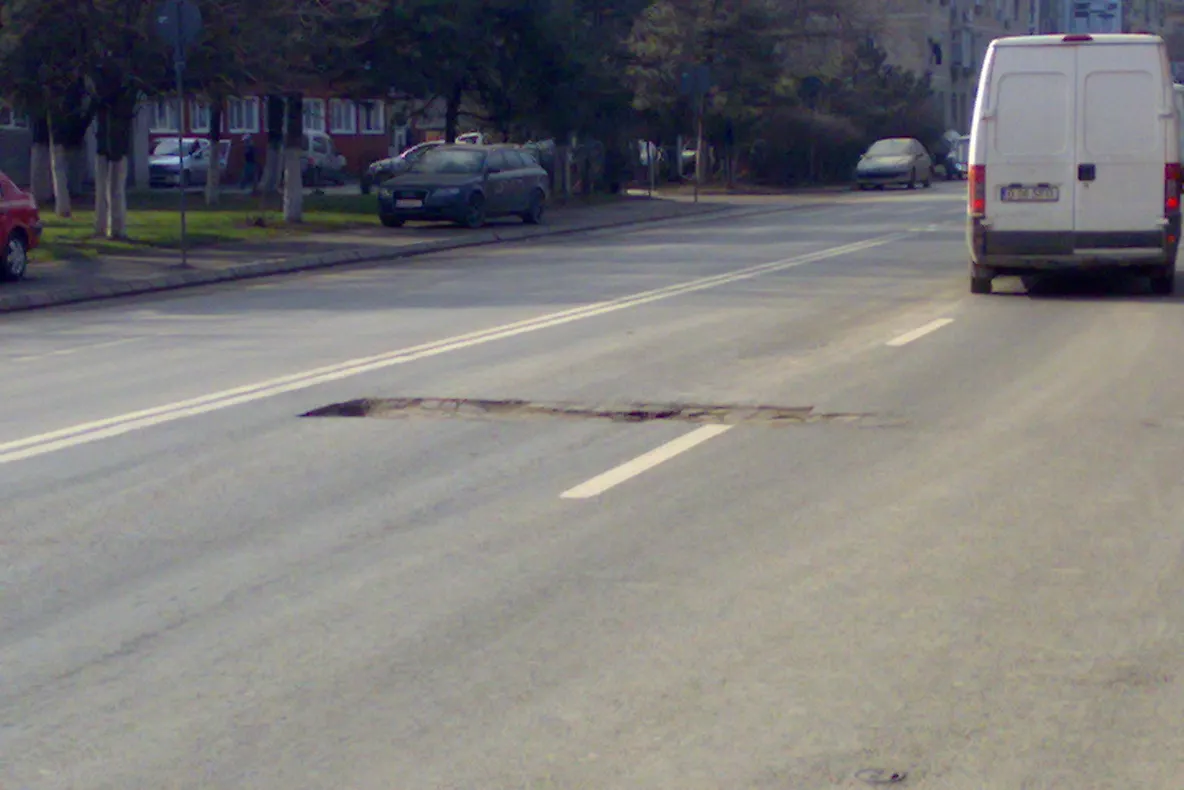 Crater pe strada Jiului din București