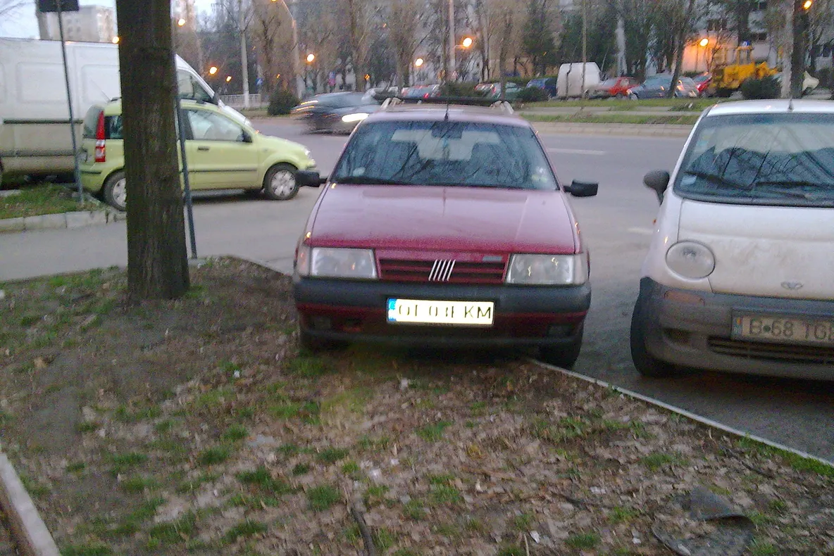 Spaţiul verde, nu este respectat de şoferi