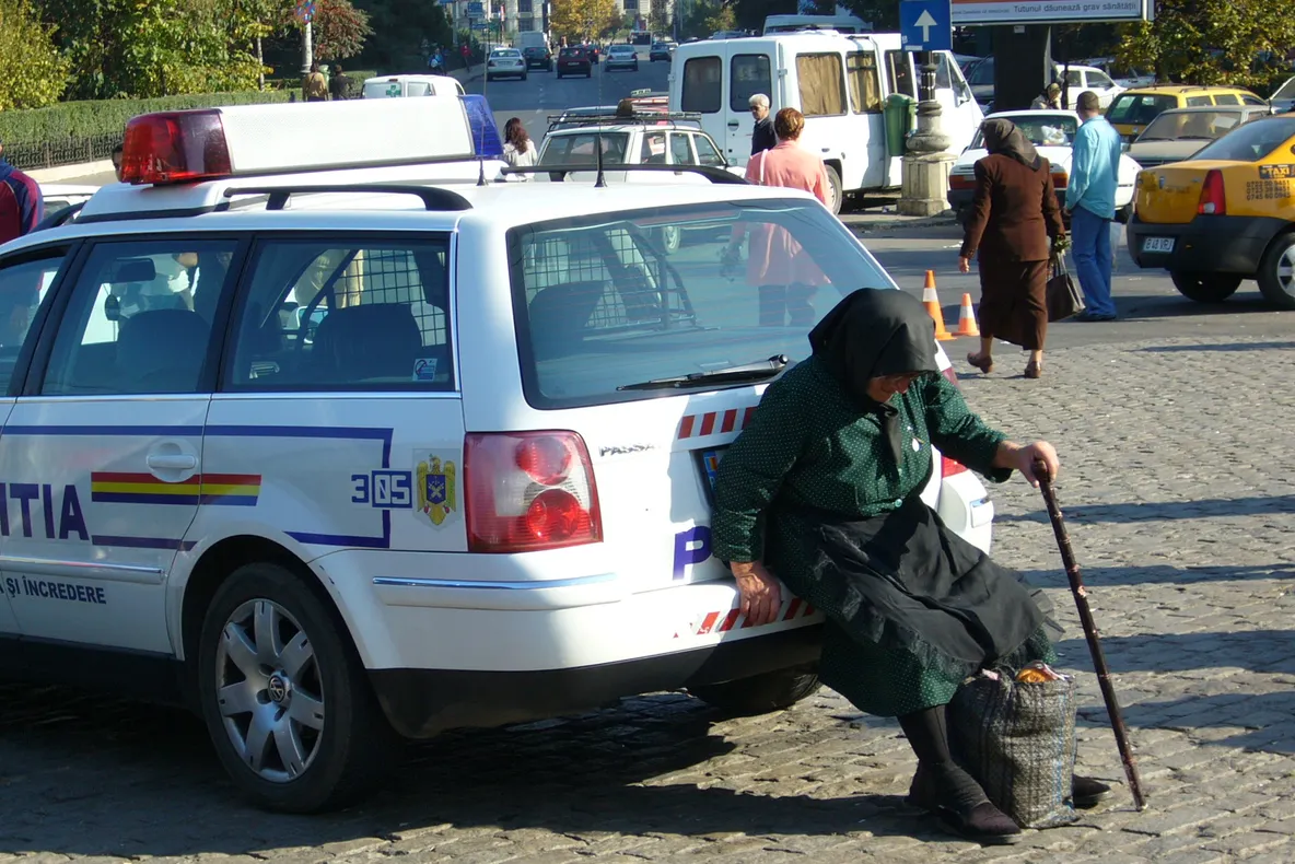 Poliţia, sprijinită de bătrâni