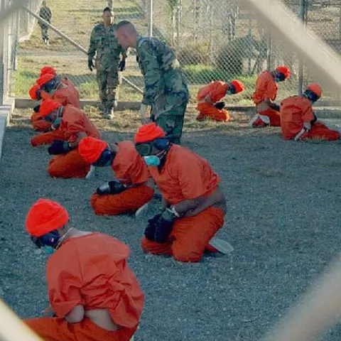 Prizonerii de la Guantanamo ar putea avea condiţii mai bune de trai