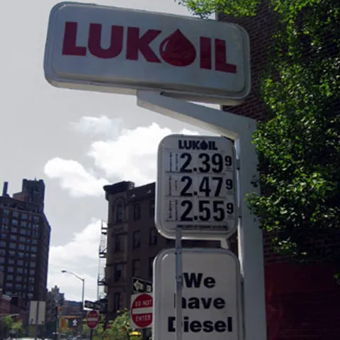 Scumpiri considerabile la benzina LukOil