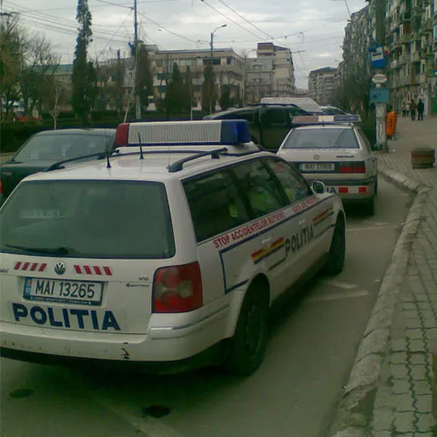 Un bărbat care a fotografiat două maşini de poliţie parcate neregulamentar a fost dus la secţie
