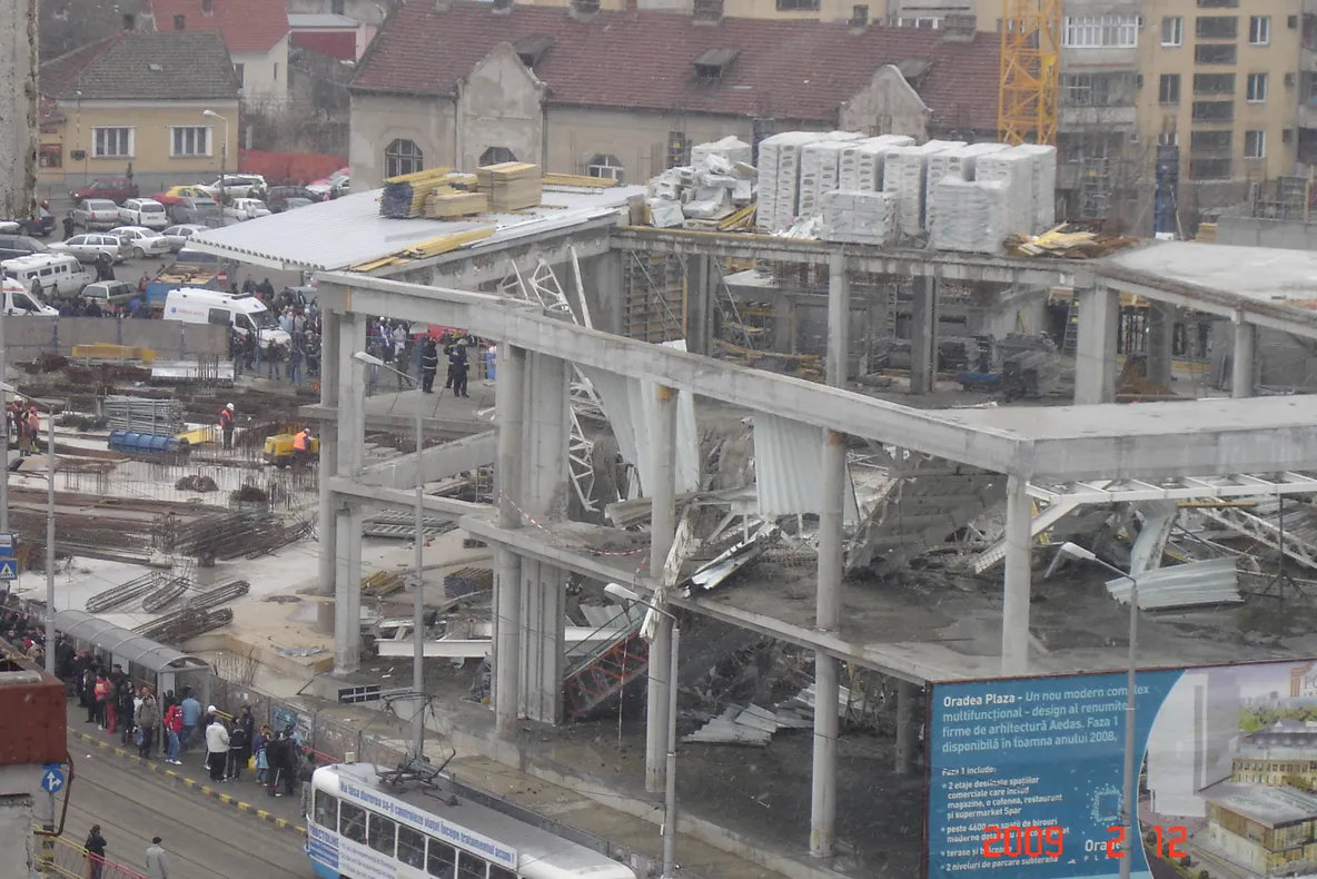 Primele imagini - prabuşirea unei clădiri din Oradea