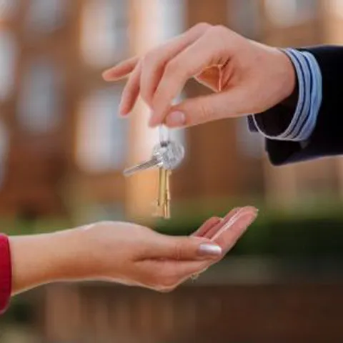 Tranzacţiile imobiliare au scăzut cu 50% în România 