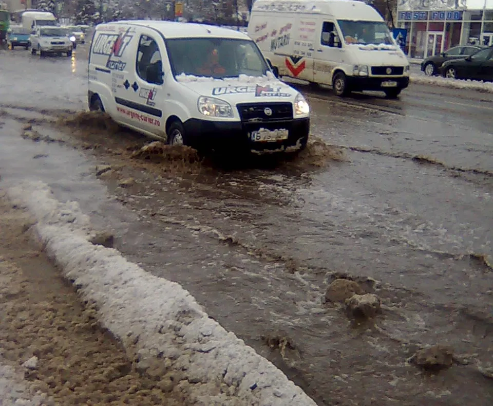 Străzile Braşovului inundate