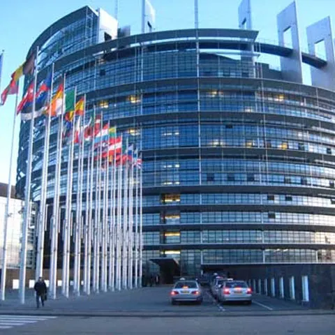 Un hoţ îndrăzneţ a comis un jaf armat într-o bancă din Parlamentul European 