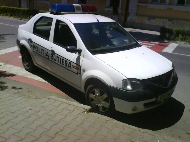 Maşina poliţiei rutiere parcată pe trecerea de pietoni