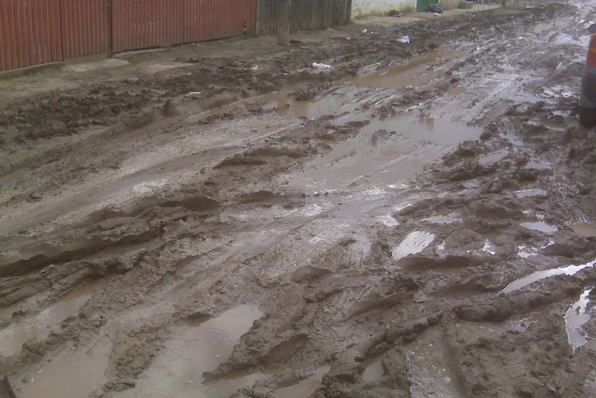Strada Tăcerii din Bucureşti, plină de noroi