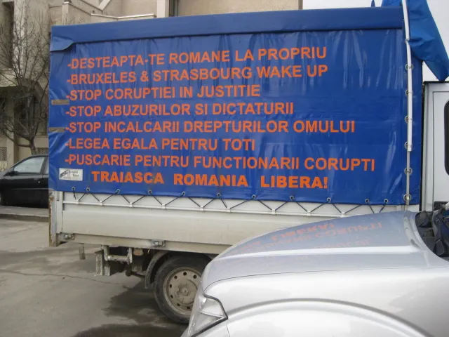 Anunţul de pe maşină
