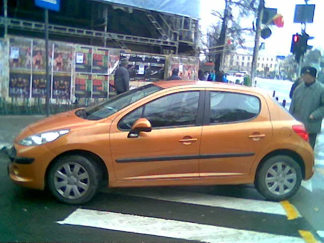 Permis de nesimţire, parcat pe trecerea de pietoni în Bucureşti