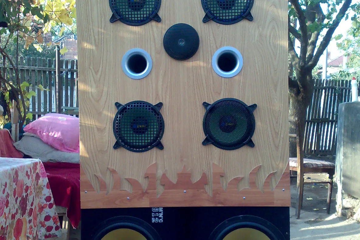 Sistem audio modificat în spatele casei