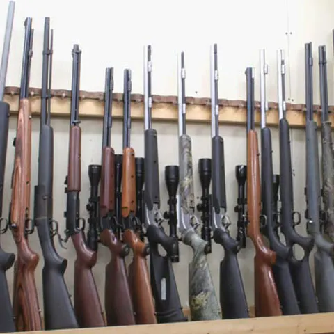Trei dintre cei şapte militari acuzaţi de furtul de arme de la Ciorogârla au fost arestaţi 