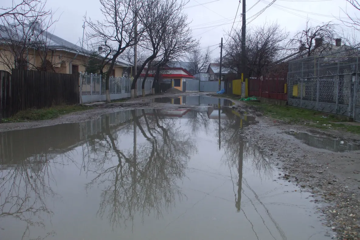 După ploaie, o stradă din Bacău s-a transformat într-un lac