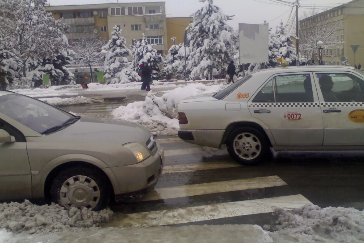 Grămezi de zăpadă în mijlocul străzilor, în Cluj