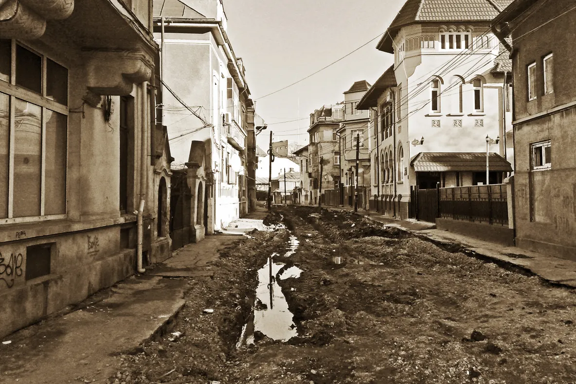 Noroiul te înghite pe o stradă din Bucureşti