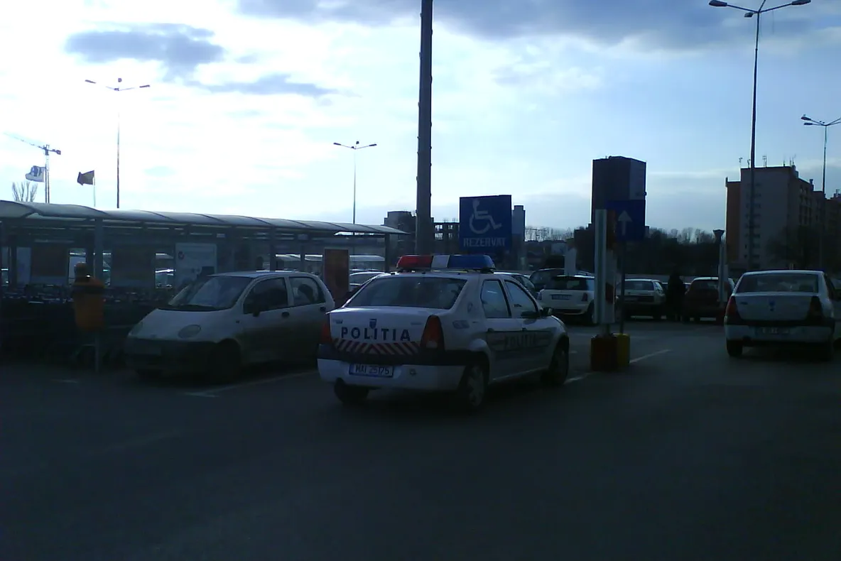 Poliţiştii au parcat pe locul rezervat oamenilor cu handicap