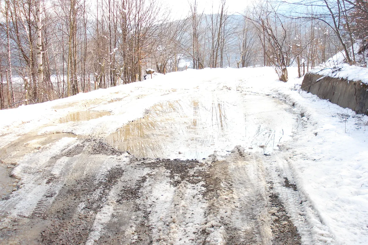 Crater în mijlocul străzii, judeţul Bacău 