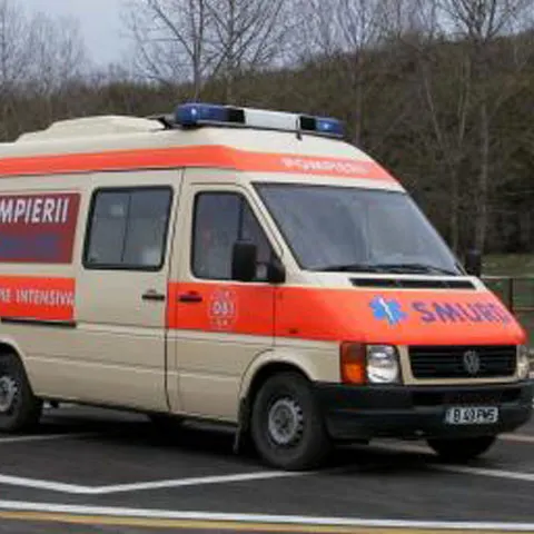 Poliţiştii de la circulaţie au blocat drumul a trei ambulanţe care transportau 10 răniţi