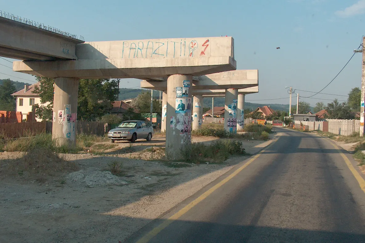 Mehedinţi, drumuri cu gropi şi un pod neterminat