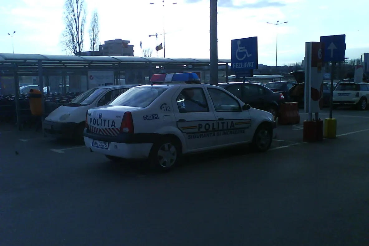 Maşină de poliţie parcată pe locul pentru handicapaţi