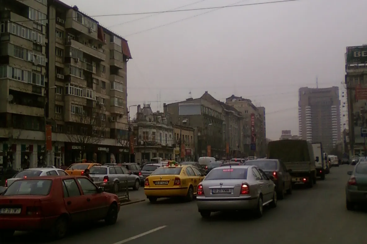 Cu frigiderul pe carosabil