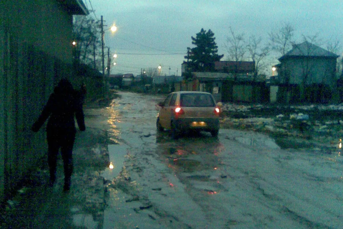 Stradă plină de noroi în sectorul cinci