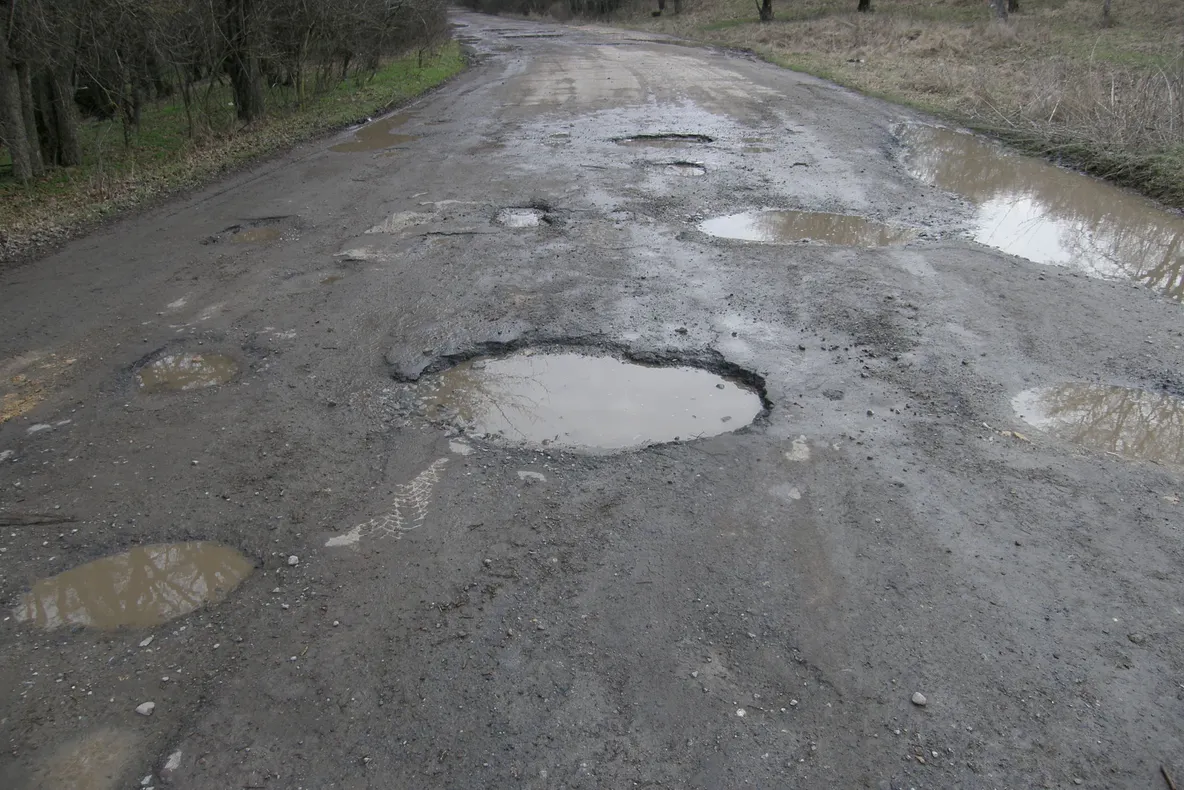 Drumul judeţean Babadag-Slava Rusă, din judeţul Tulcea, gropi imense