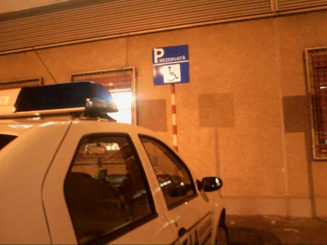 Maşina poliţiei parcată neregulamentar
