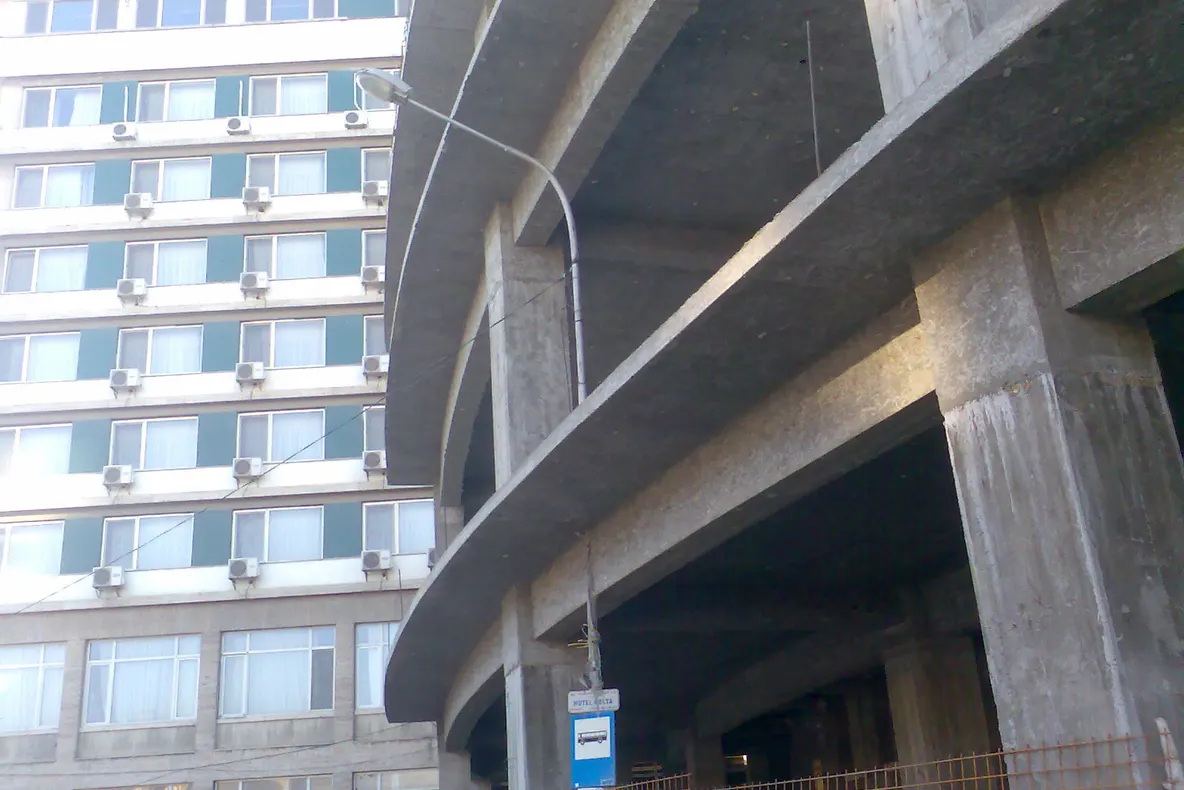 Tulcea, stâlp de iluminat public cimentat