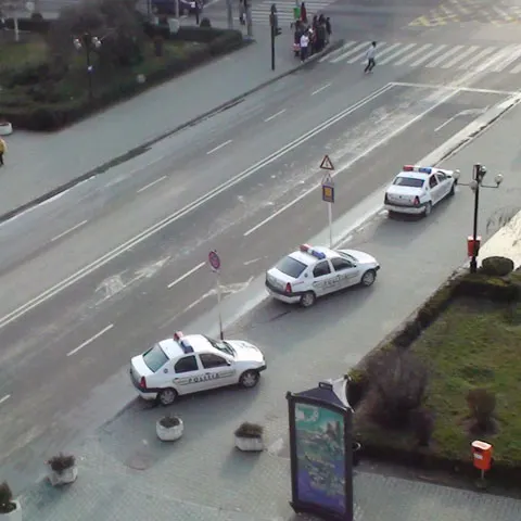 Maşini ale poliţiei rutiere din Ploieşti, parcate neregulamentar