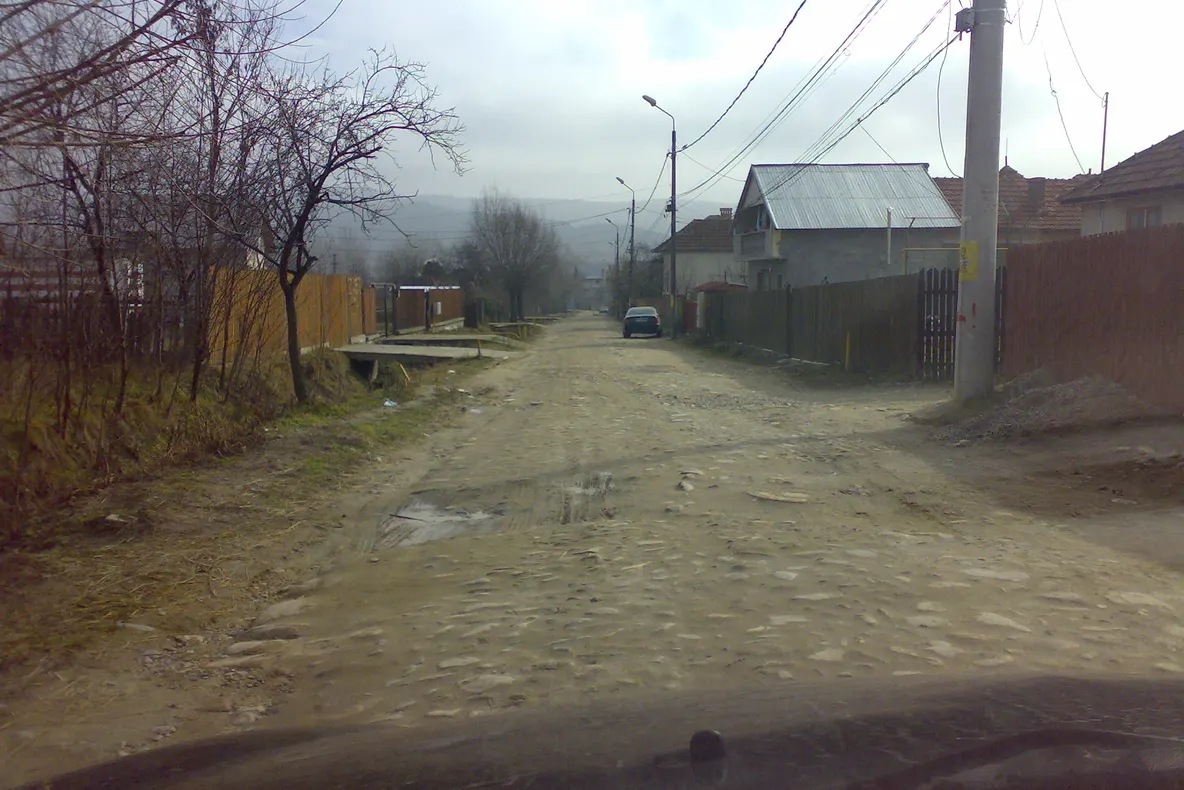 Strada Poştei din Curtea de Argeş, arată ca o uliţă de sat