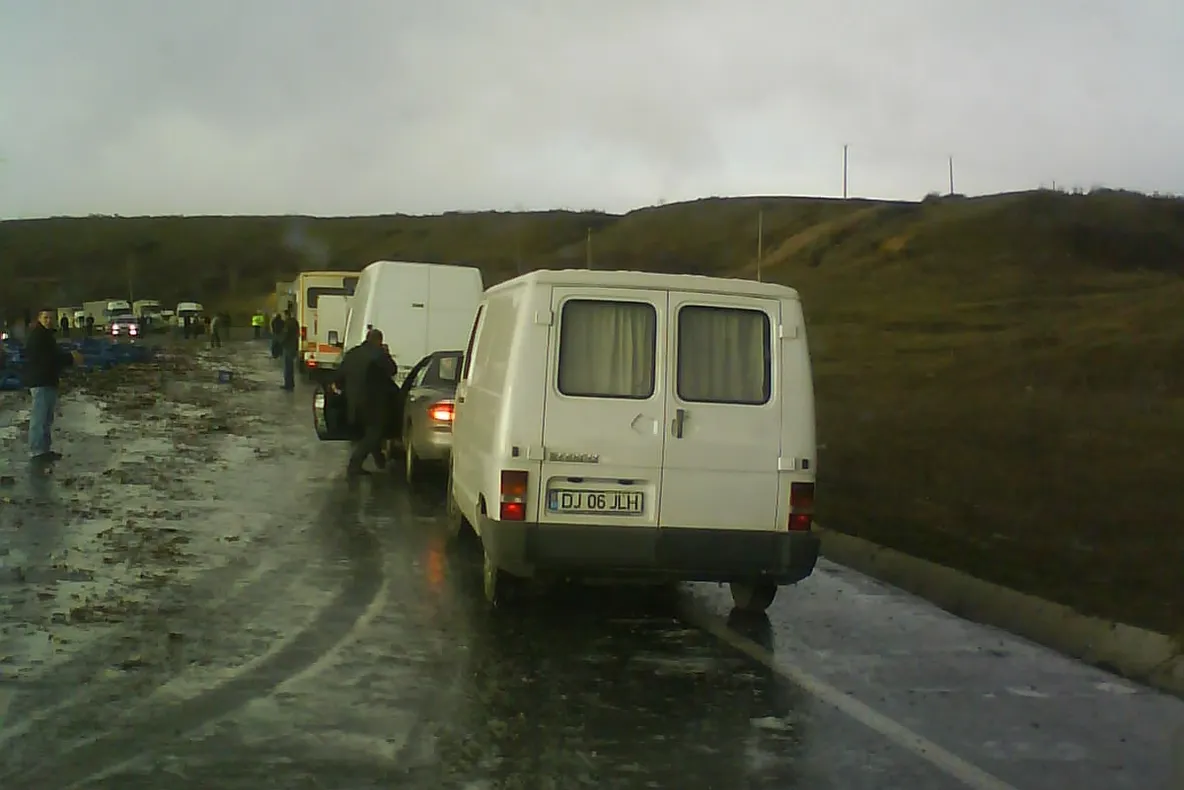 Camion cu bere, răsturnat pe o şosea de lângă Filiaşi